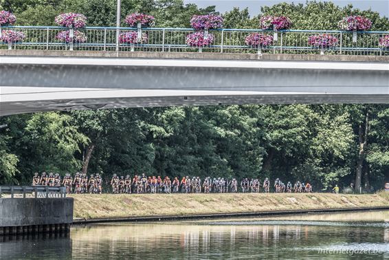 Wielertoeristen verbroederen... - Neerpelt