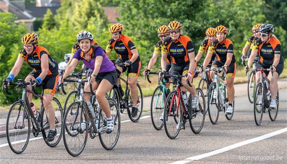 Wielertoeristen verbroederden in 'Ronde van Pelt' - Pelt