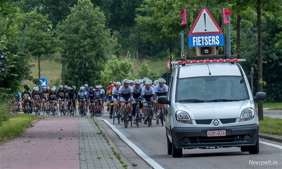 Wielertoeristen verbroederen... - Neerpelt