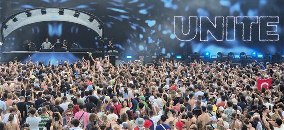 Willy bezoekt Tomorrowland als VIP - Beringen