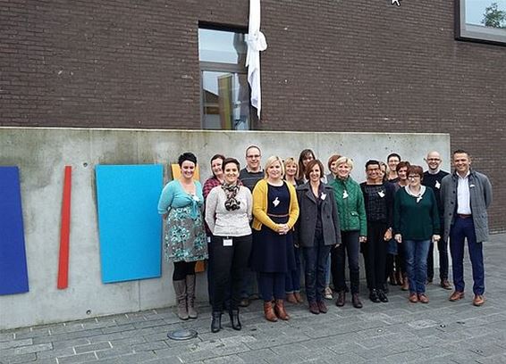 Wit laken aan de gemeentegebouwen - Meeuwen-Gruitrode