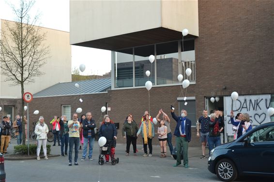 Witte ballonnen als steun - Lommel