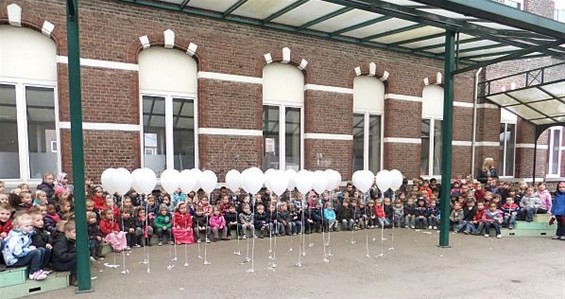 Witte ballonnen voor de omgekomen kinderen - Overpelt