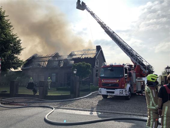 Woon- en werkhuis uitgebrand in Kleine Brogel - Peer