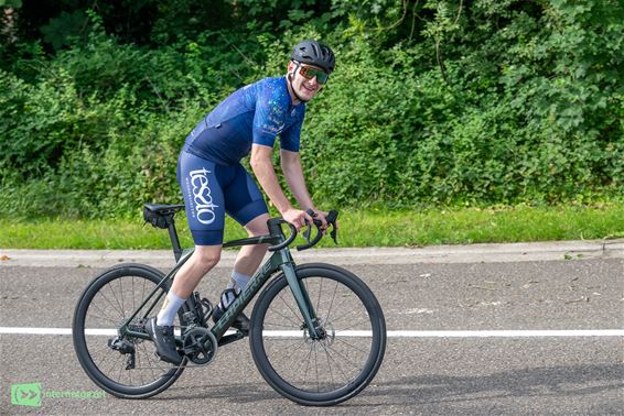 Zasha Boonen fietst twaalf uur voor het goede doel - Pelt