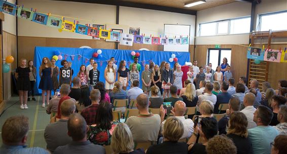 Zesdeklassers Helibel Lille aan het feest - Neerpelt