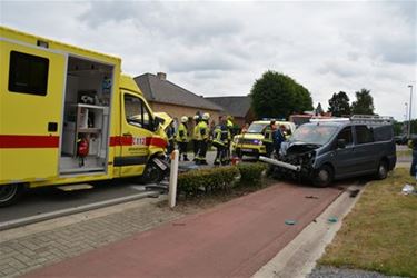 Ziekenwagen aangereden op weg naar ziekenhuis - Beringen