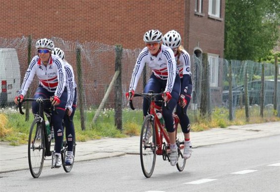 Ziend en blind samen op de koerstandem - Overpelt