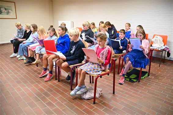 Zingen, lachen en gebaren bij Lokomotiefje - Lommel