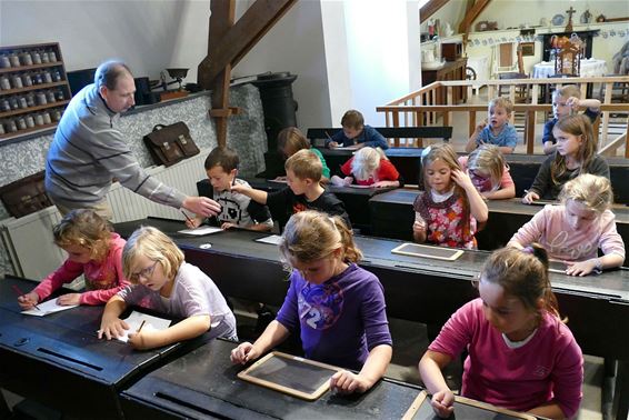 Zo was het vroeger in het klaslokaal... - Neerpelt