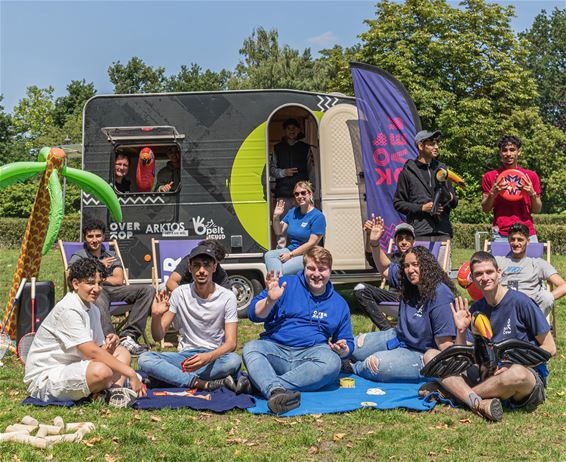 Zomerse jongerencaravan strijkt neer op pleinen - Pelt
