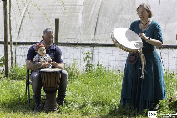 Zonnige drumcirkel tijdens Zorgfestival Groeiveld - Lommel