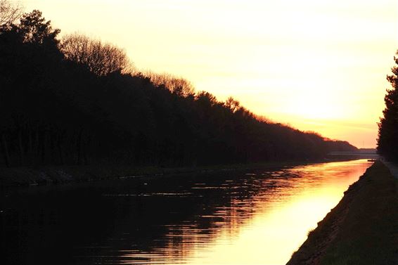 Zonsondergang boven kanaal - Lommel