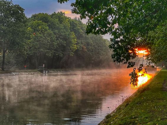 Zonsopgang aan het kanaal - Pelt