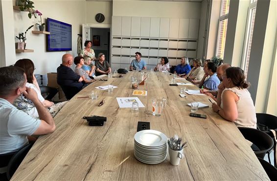 Zuhal Demir luistert naar Lommelse schooldirecties - Lommel