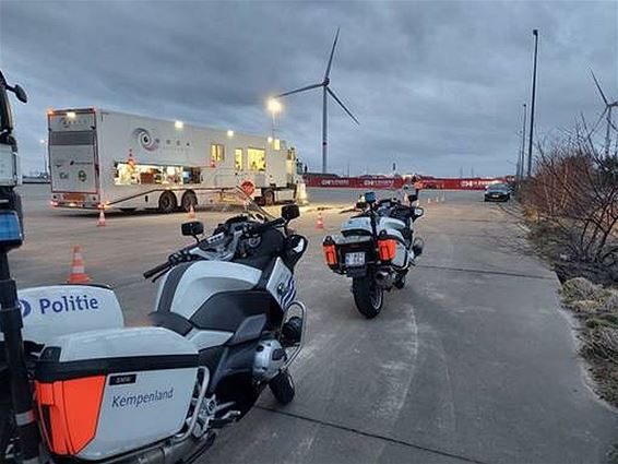 Zwaar verkeer minutieus gecontroleerd - Lommel