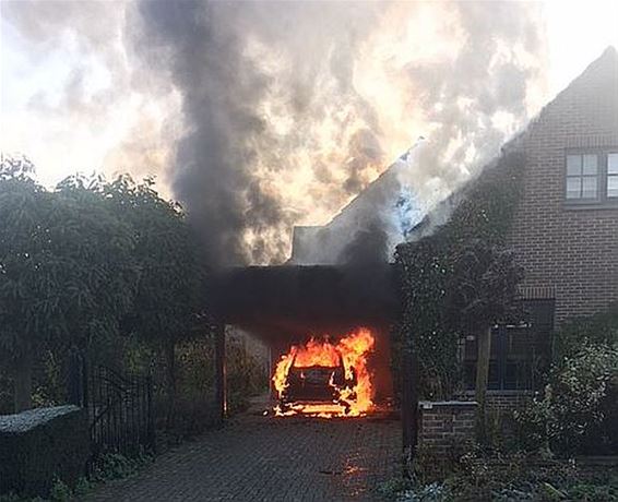 Zware schade aan auto en carport bij brand - Hamont-Achel