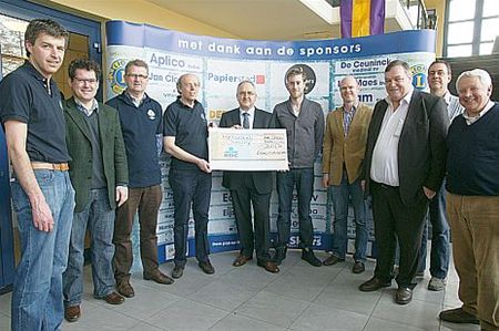 Zwemmarathon bracht 5000 euro op - Overpelt