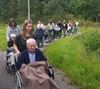 Peer - Leerlingen wandelen met bewoners WZC