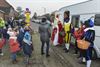 Beringen - De Sint groet kinderen Hand in Hand