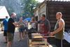 Beringen - Hondenvrienden genieten van lekkere barbecue