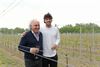Peer - Zoon Francesco Moser proeft Peerse wijn