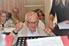 Beringen - 94-jarige Cyriel Plees dirigeert harmonie