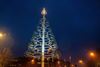 Lommel - Kunstkerstboom op kerkplein in nieuw jasje