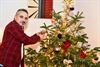 Beringen - Moslims hangen symbolisch kerstbal in kerstboom