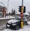 Lommel - Auto tegen verkeerslicht