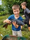 Pelt - Kinderen redden vissen uit wachtbekkken