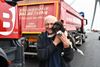 Beringen - Mathias viert pensioen met puppy op Beringse brug