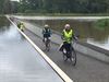 Peer - Okra Grote-Brogel / Erpekom fietst door het water