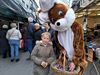 Pelt - Een paashaas op de weekmarkt