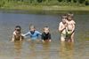 Beringen - Kinderen genieten van het 'speelwater'