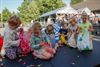 Lommel - Snoepjes rapen op kermis Kattenbos