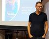 Lommel - NEOS-leden luisteren naar Koen Wauters