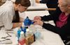 Peer - Leerlingen verwennen senioren met handverzorging