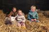 Lommel - Knuffelen met de dieren in Het Groeiveld