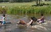 Neerpelt - Samen nat worden, lekker gezellig