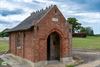 Oudsbergen - Kapel uit 1905 staat er troosteloos bij