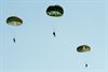 Hechtel-Eksel - Parachutisten belanden in bomen in Hechtel