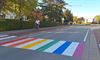 Peer - Regenboogzebrapad aan scholencampus
