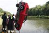 Lommel - Drie auto's in het kanaal