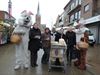 Beringen - De paashaas deelt snoepjes uit op de markt