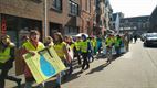 Kinderen wandelen door straten voor Wereldwaterdag