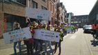 Kinderen wandelen door straten voor Wereldwaterdag