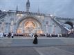 Ondertussen, in Lourdes...