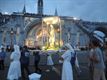 Ondertussen, in Lourdes...