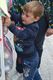 Veel kinderen aan de kermisballenautomaat